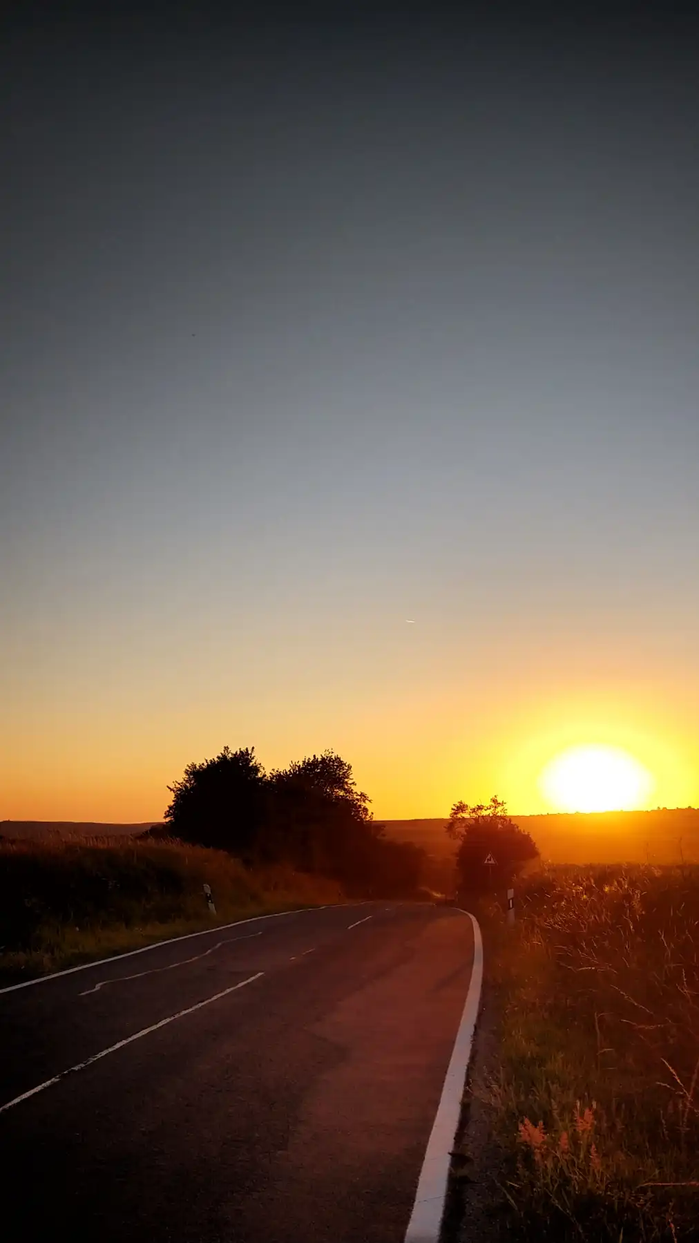 Kurvenstraße bei Sonnenuntergang