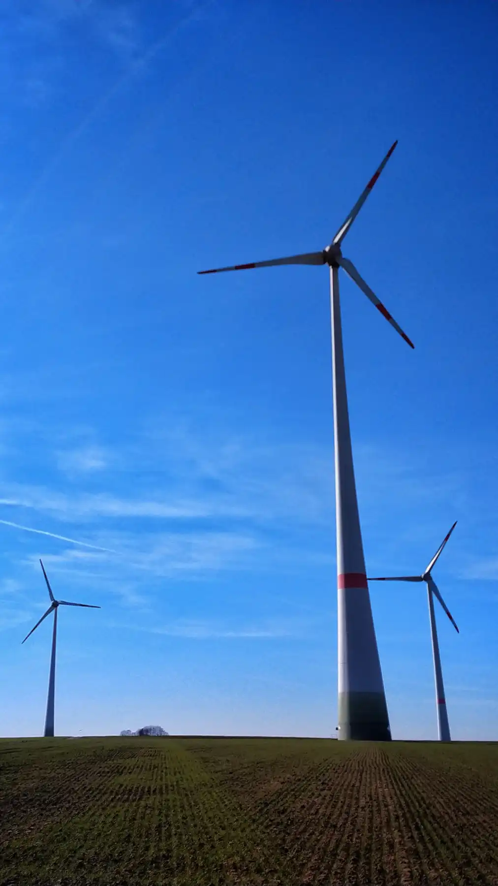 Windkraftanlagen auf grünem Feld