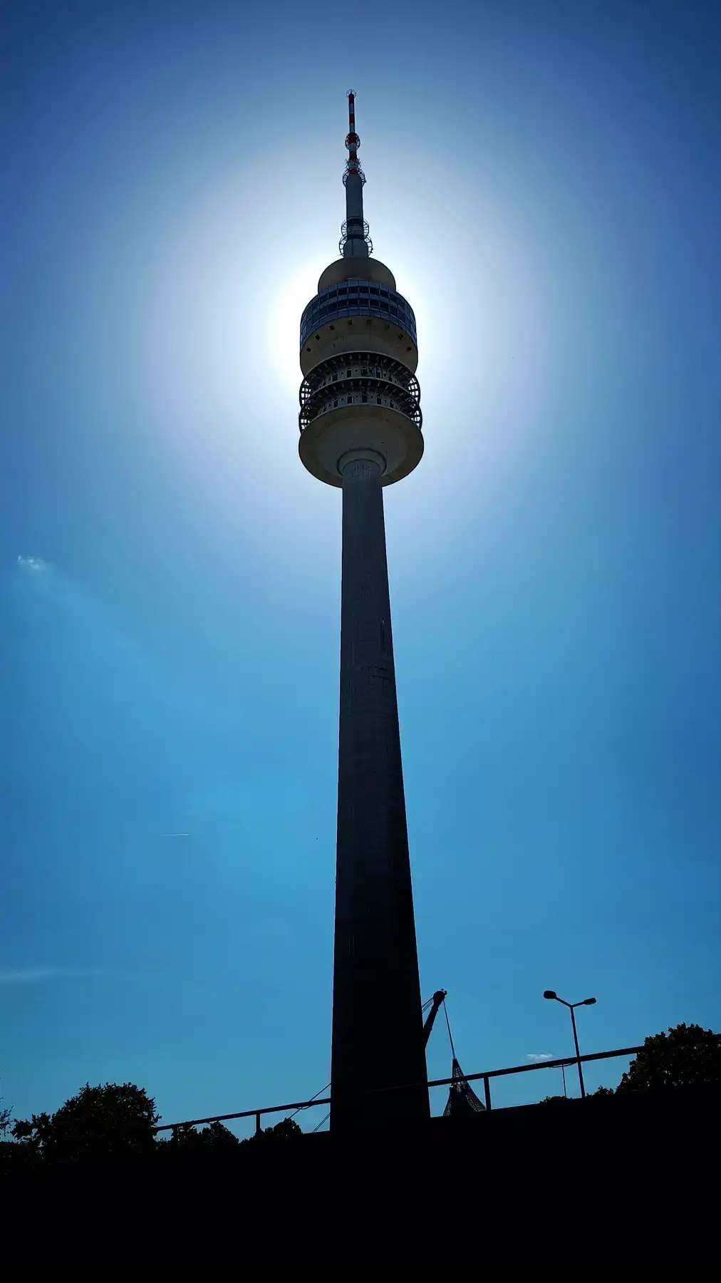 Olympiaturm im Gegenlicht