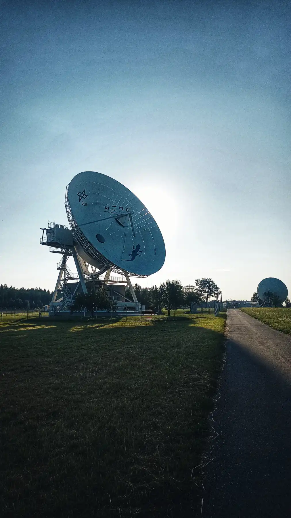 Große Radioteleskop-Antenne bei Sonnenuntergang